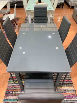 Mesa de comedor gris y sillas