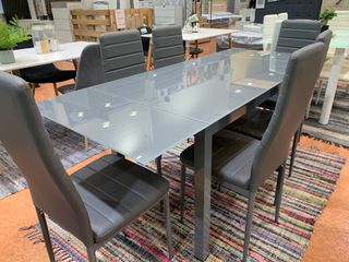 Mesa de comedor gris y sillas