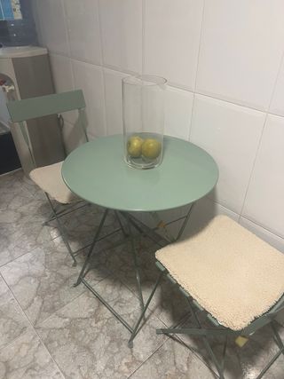 Mesa y 2 sillas plegables