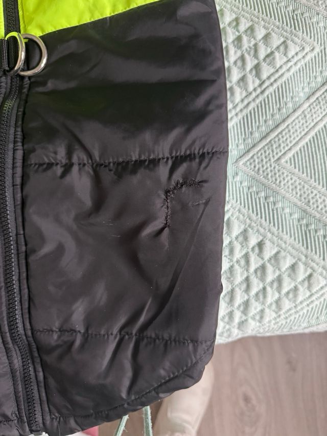 Abrigo para perro negro y amarillo