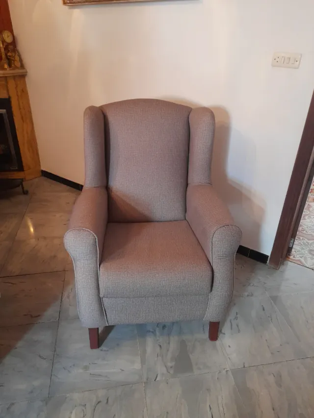 Butaca de tela beige y gris
