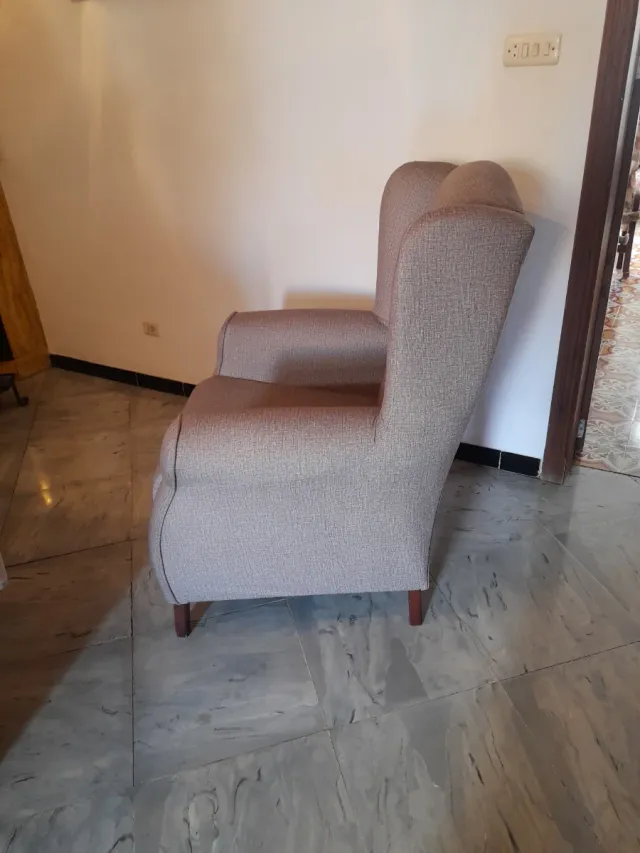 Butaca de tela beige y gris