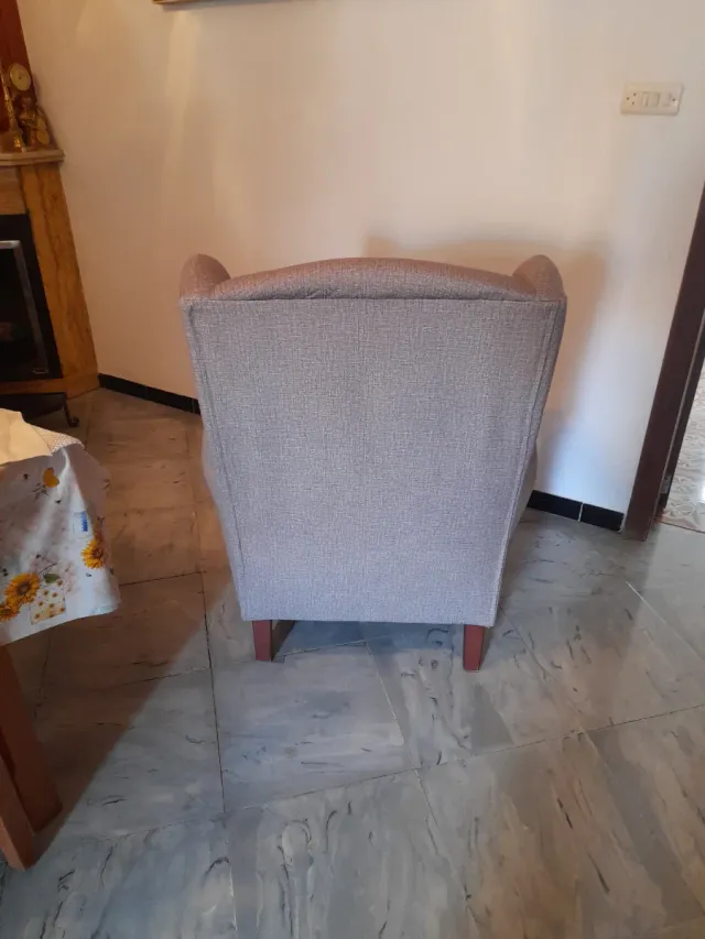 Butaca de tela beige y gris