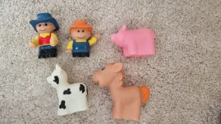 Camión de juguete con animales y granjero