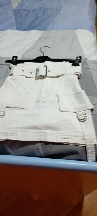 Falda  vaquera Bershka blanca cargo