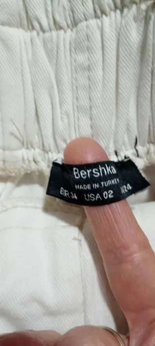 Falda  vaquera Bershka blanca cargo