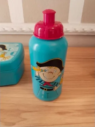 Sandwichera y botella pirata