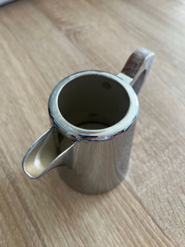 Jarra de leite e café antiga em metal