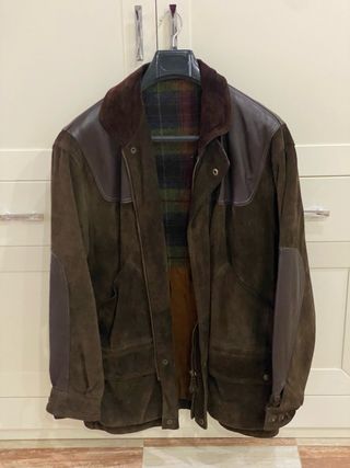 Abrigo de hombre marrón y multicolor