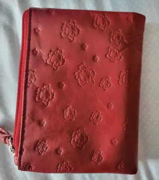 Cartera de piel roja con flores