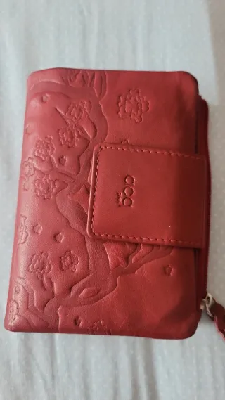 Cartera de piel roja con flores