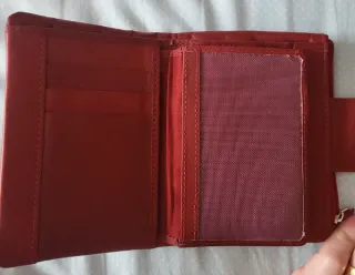 Cartera de piel roja con flores