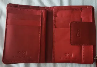 Cartera de piel roja con flores