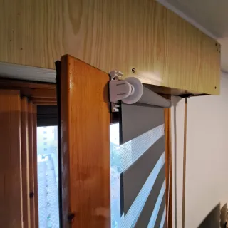 Estores enrollables grises sin taladro noche y dia