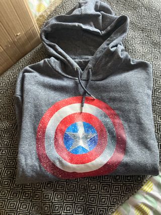Sudadera con capucha y escudo Capitán América