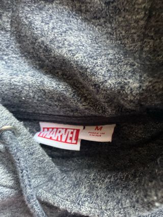 Sudadera con capucha y escudo Capitán América