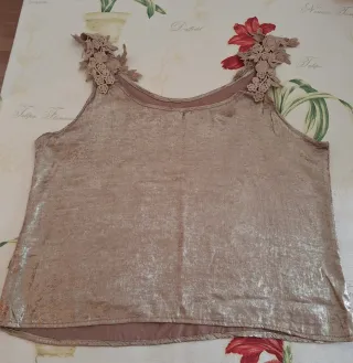 Camiseta fiesta dorada con adornos