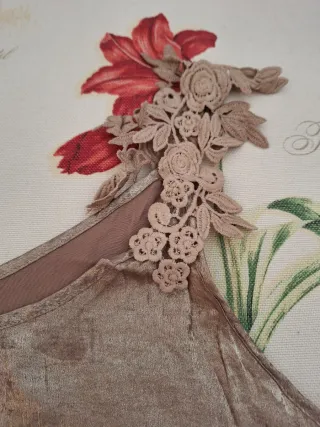 Camiseta fiesta dorada con adornos