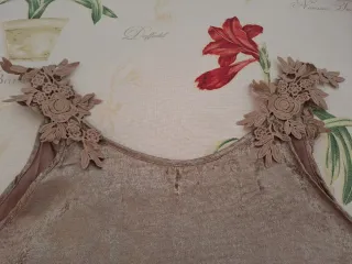 Camiseta fiesta dorada con adornos