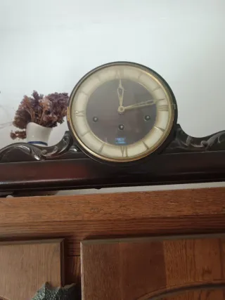 Antico orologio a carillon elegante con dettagli ornamentali