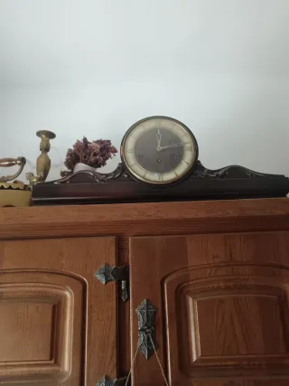 Antico orologio a carillon elegante con dettagli ornamentali