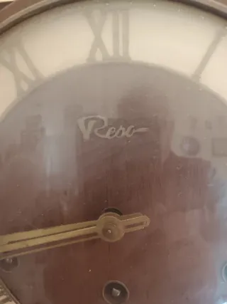 Antico orologio a carillon elegante con dettagli ornamentali