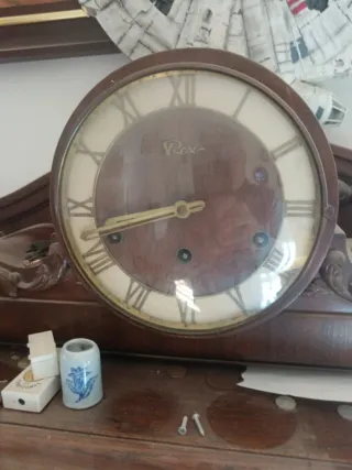 Antico orologio a carillon elegante con dettagli ornamentali