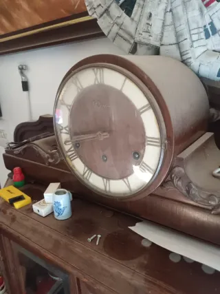 Antico orologio a carillon elegante con dettagli ornamentali