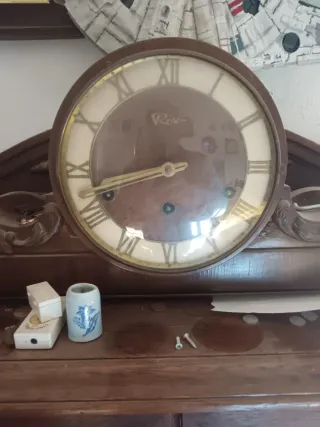 Antico orologio a carillon elegante con dettagli ornamentali