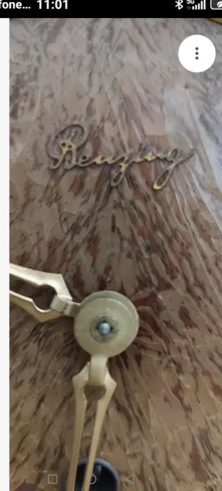 Antico orologio a carillon elegante con dettagli ornamentali