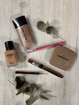 Maquillaje Deliplus: Base y Larga Duración