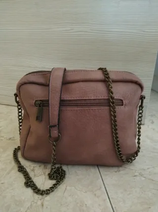 Bolso rosa con cadena