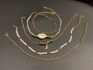 Set 4 cavigliere dorate con perle + collane ecc.