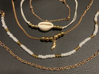 Set 4 cavigliere dorate con perle + collane ecc.