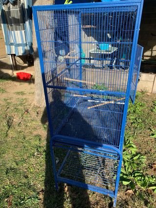 Pajarera grande azul con soporte y ruedas, ideal p