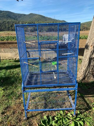 Pajarera grande azul con soporte y ruedas, ideal p