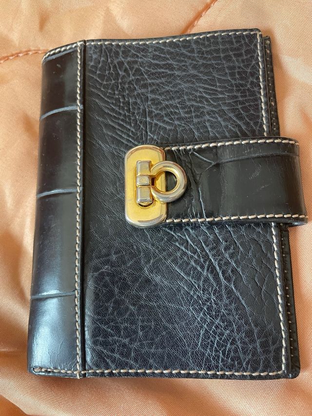 Agenda de piel grabada negra con cierre dorado