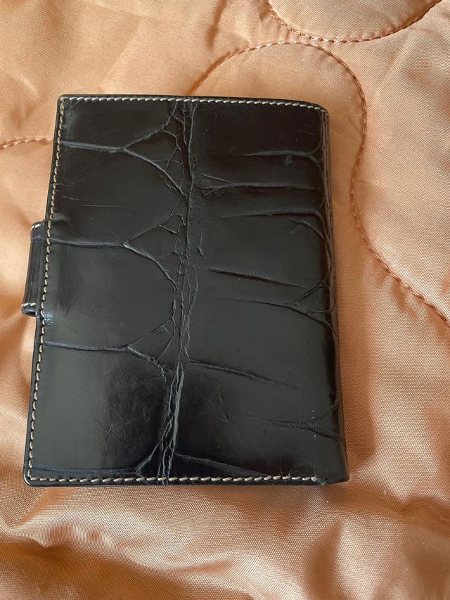 Agenda de piel grabada negra con cierre dorado