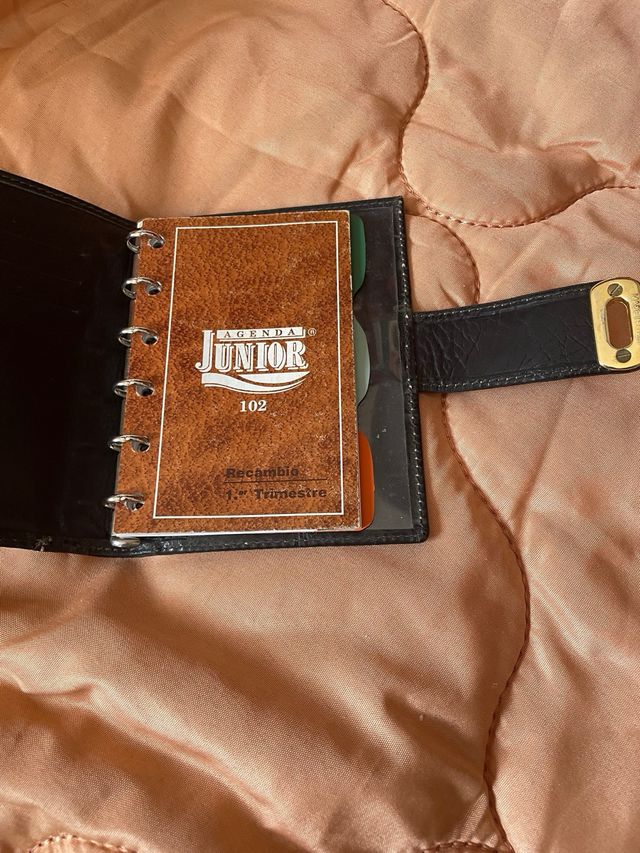 Agenda de piel grabada negra con cierre dorado