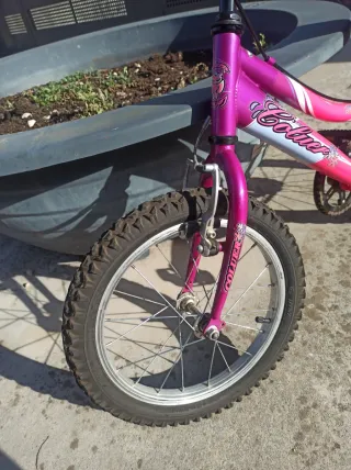 Bici infantil rosa con muy poco uso.