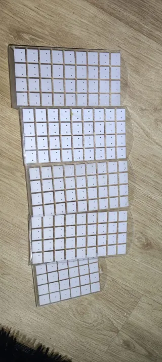 Colgador de pendientes dorado y blanco