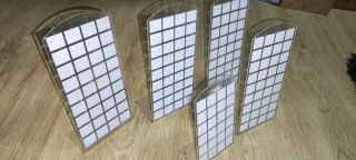 Colgador de pendientes dorado y blanco