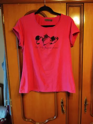 Camiseta rosa con estampado fucsia