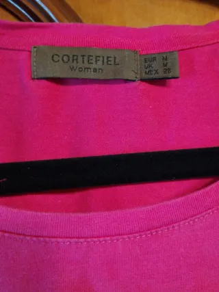 Camiseta rosa con estampado fucsia