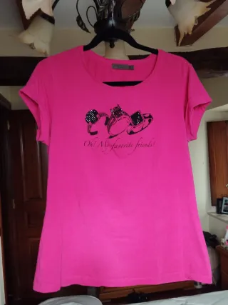 Camiseta rosa con estampado fucsia