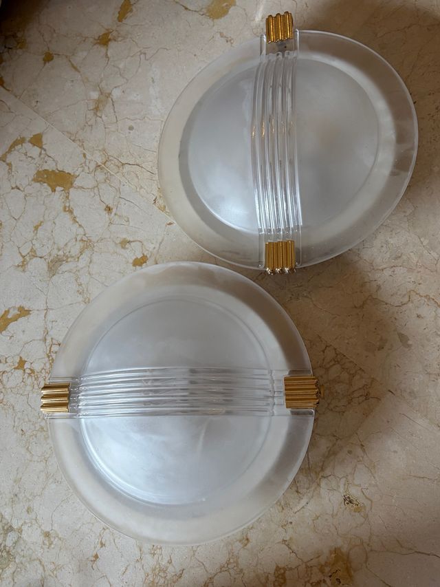 Plafones de vidrio templado con apliques dorados