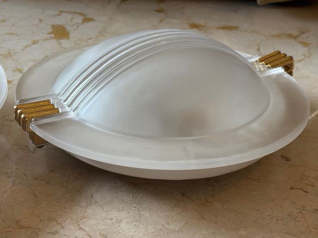 Plafones de vidrio templado con apliques dorados