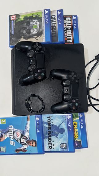 PS4 con 6 juegos y sus dos mandos