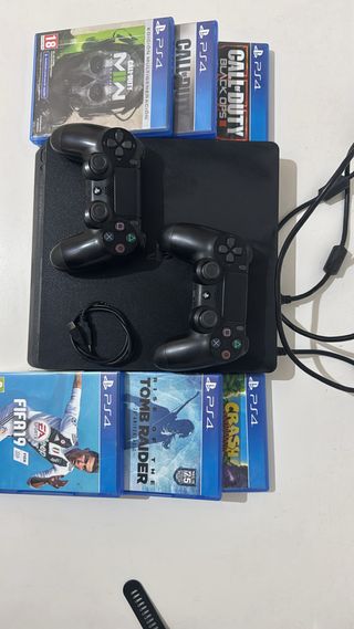 PS4 con 6 juegos y sus dos mandos