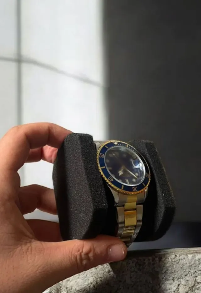 Reloj de pulsera plateado y dorado